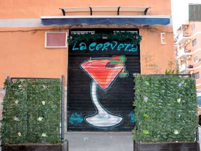Sulla piazzetta � presente anche un bar notturno